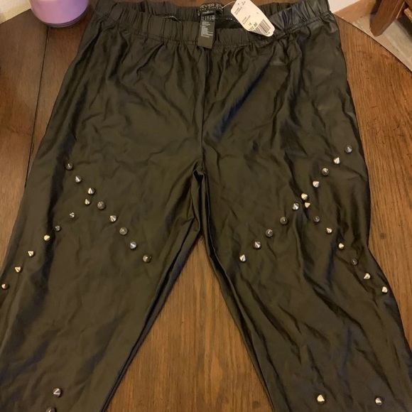 Two women’s pair of leather pants - Picture 5 of 7
